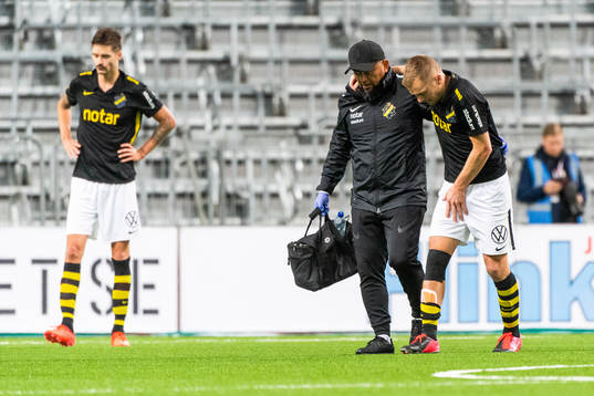 s Sebastian Larsson hjälps av plan