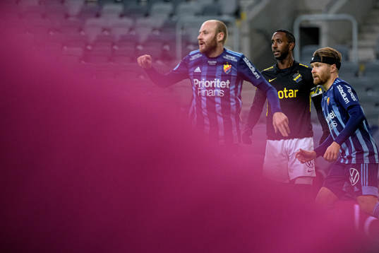 s Henok Goitom i en kamp mot Djurgårdens Curtis Edwards