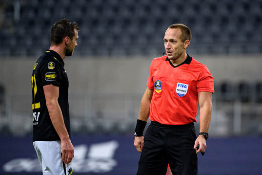 s Filip Rogic och domare Kaspar Sjöberg