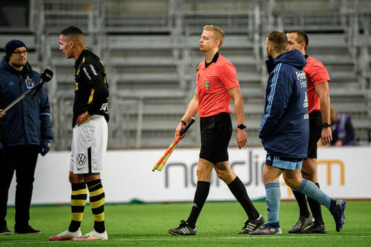 Djurgårdens Jesper Karlström i samtal med domarna