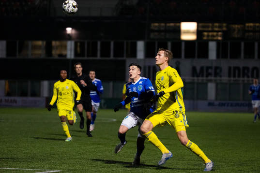 Umeås Deniz Yaldir och Sundsvalls Niklas Dahlström i kamp
