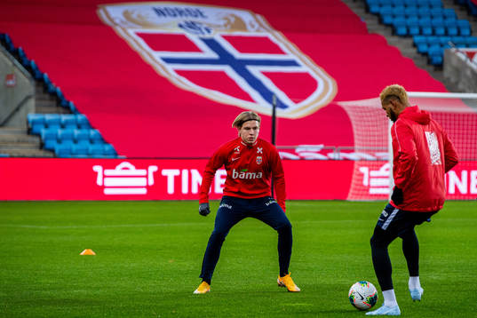 Jens Petter Hauge and Joshua King of the Norwegian national
