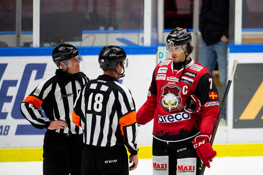 Malmö Redhawks Oliver Lauridsen  i samtal med domare
