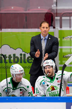 Rögles tränare Cam Abbott jublar