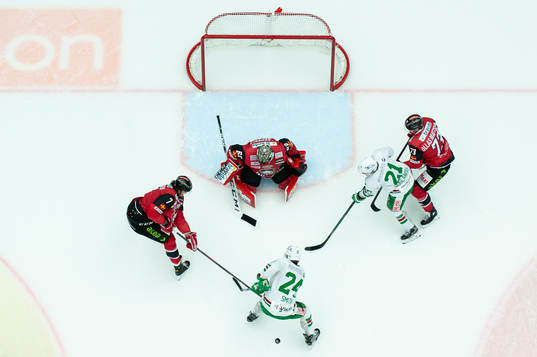 Rögles Benjamin Smith framför Malmö Redhawks målvakt