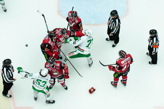 Malmö Redhawks Emil Sylvegård och +rr72 i slagsmål
