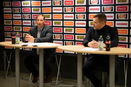 Rögles tränare Cam Abbott och Malmö Redhawks tränare