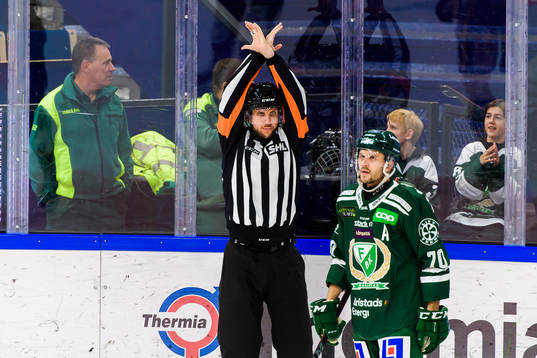 Domare Patric Bjälkander visar tecken för straff