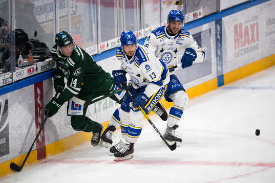 Färjestads Victor Ejdsell i en kamp mot Leksands Jon Knuts