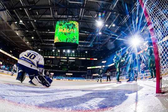 Leksands målvakt Janne Juvonen deppar och Färjestads