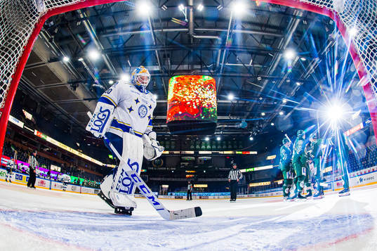 Leksands målvakt Janne Juvonen deppar och Färjestads