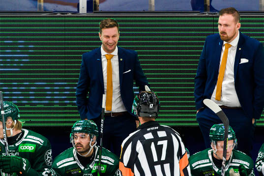 Färjestads huvudtränare Johan Pennerborn i samtal med