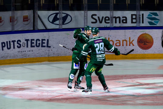 Färjestads Martin Johansson och Linus Arnesson jublar