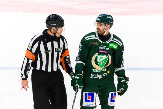 Domare Tobias Björk och Färjestads Martin Johansson i