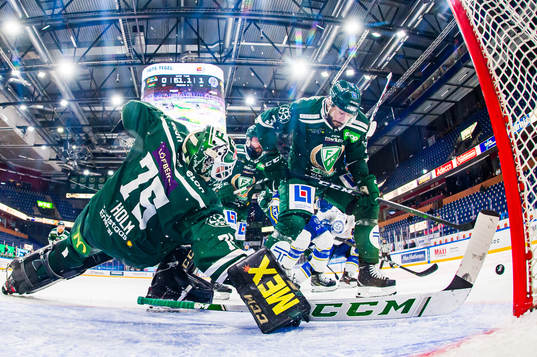 Färjestads målvakt Arvid Holm och Jens Westin
