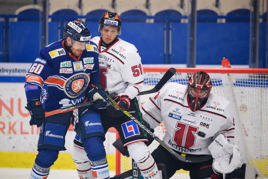 Växjös Erik Josefsson oroar framför Örebros Kristian