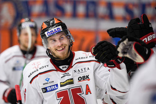 Örebros Emil Larsson jublar