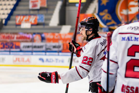Örebros Jonathan Andersson reagerar på ett domslut