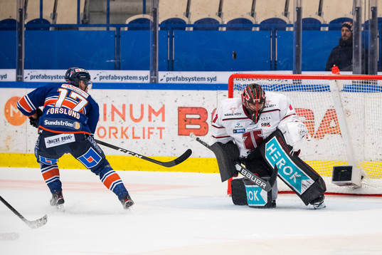 Växjös Emil Forslund och Örebros målvakt Jhonas Enroth