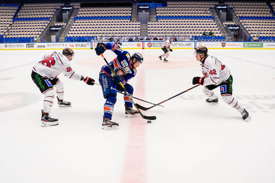 Växjös Ludvig Nilsson mellan Örebros Robin Kovacs och