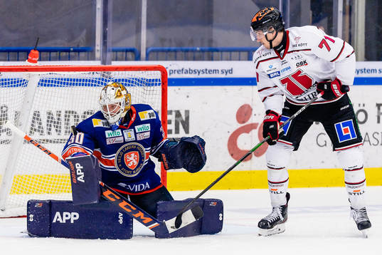 Örebros Borna Rendulic oroar framför Växjös målvakt