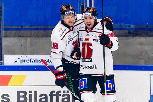 Örebros Rodrigo Abols och Robin Kovacs jublar