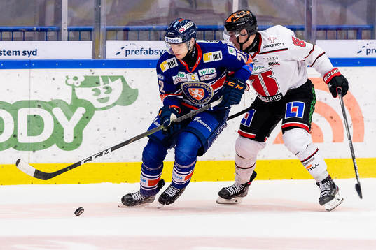 Växjös Jacob Forsbacka-Karlsson jagas av Örebros Joonas