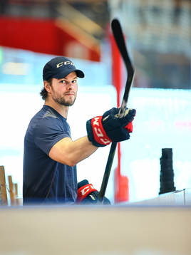 Linköpings Andrew Gordon före ishockeymatchen i SHL