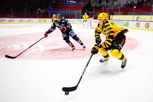 Skellefteås Adam Wilsbyunder ishockeymatchen i SHL mellan