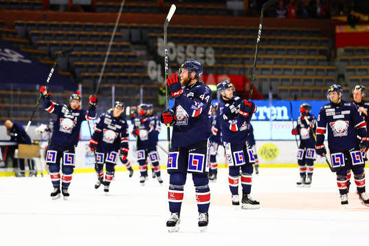 Linköpings spelare med målgörare Jonas Junlandjublar