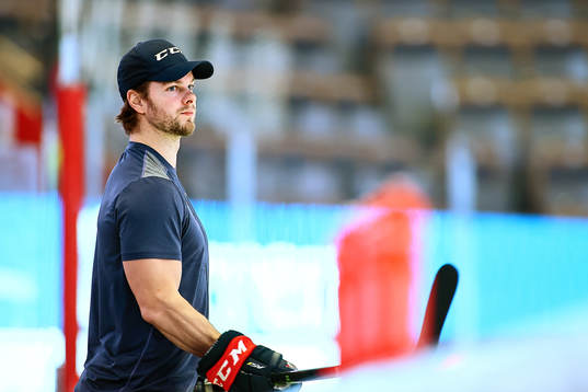 Linköpings Andrew Gordon före ishockeymatchen i SHL