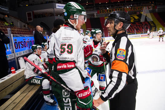 Frölundas Simon Hjalmarsson och Domare Linus Öhlund