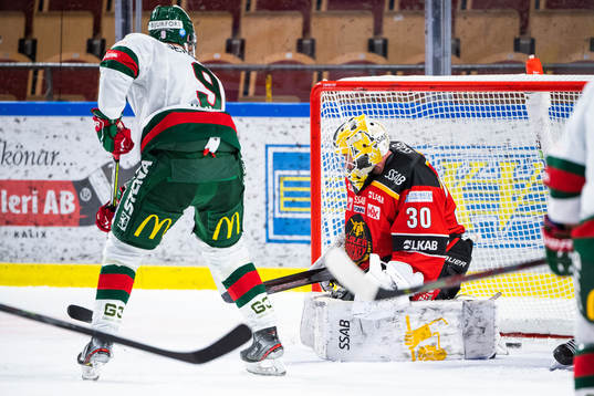 Frölundas Jan Mursak sätter 1-0 bakom Luleås målvakt