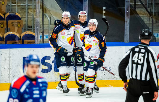 Djurgårdens Dominik Bokk jublar med lagkamrater
