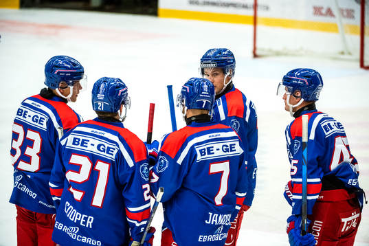 Oskarshamns spelare pratar ihop sig