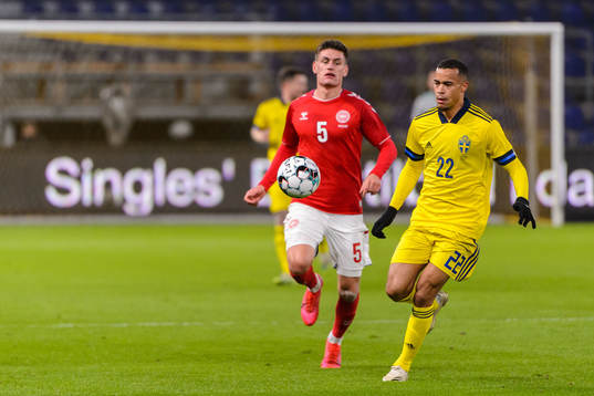 Joakim Mæhle of Denmark and Robin Quaison of Sweden
