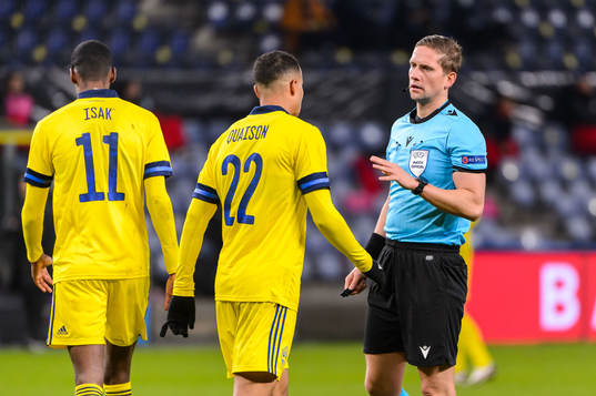 Referee Espen Andreas Eskås in a conversation with