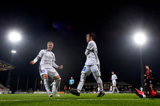 Sirius André Österholm och Yukiya Sugita jublar