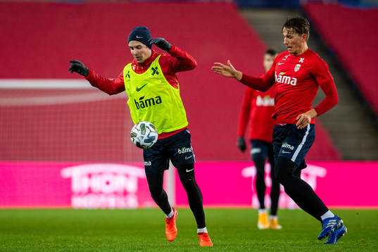 Stefan Johansen and Sander Berge of the Norwegian national