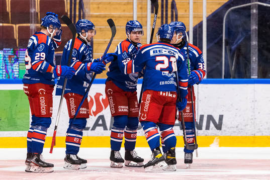 Oskarshamns John Dahlström jublar med lagkamrater