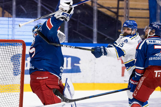 Oskarshamns målvakt Joe Cannata och Leksands Otto Paajanen