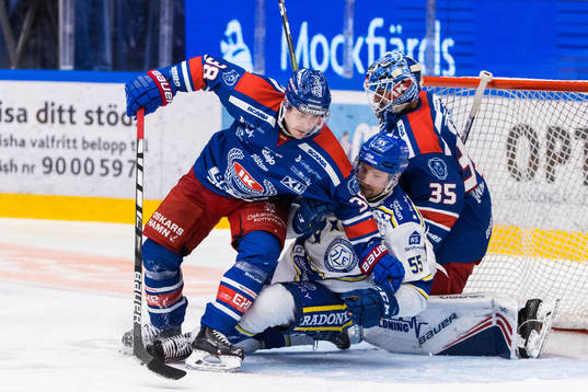Oskarshamns Nichlas Torp och målvakt Joe Cannata mot