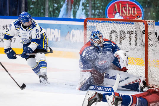 Leksands Daniel Olsson Trkulja gör 4-2 bakom Oskarshamns