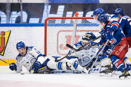 Leksands Johan Fransson och Leksands målvakt Janne Juvonen