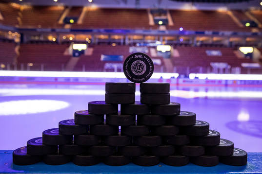 Puckar innan ishockeymatchen i SHL mellan Leksand och