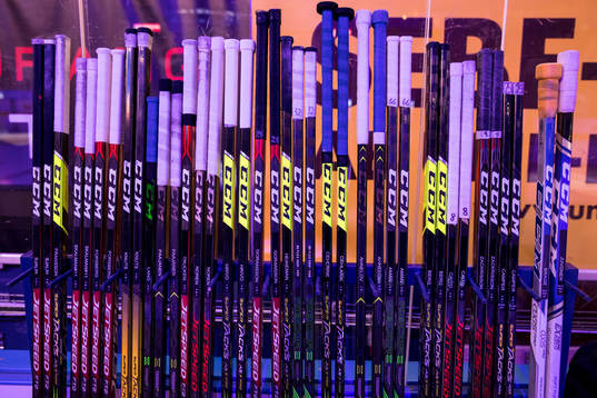 Klubbor i båset innan ishockeymatchen i SHL mellan Leksand
