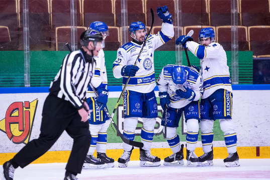 Leksands Marek Hrivík och Leksands Matt Caito jublar