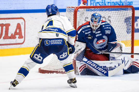 Oskarshamns målvakt Joe Cannata räddar chans från
