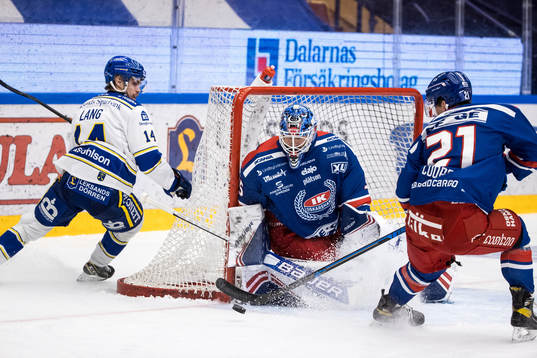 Oskarshamns målvakt Joe Cannata räddar chans från