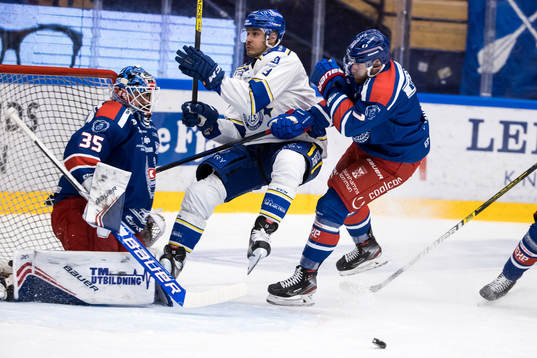 Leksands Jon Knuts och Oskarshamns målvakt Joe Cannata och